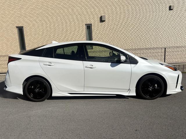 プリウス Ｓツーリングセレクション・ブラックエディション　モデリスタフルエアロ・バックカメラ・メモリーナビ・Ｂｌｕｅｔｏｏｔｈ・フルセグＴＶ・ＤＶＤ／ＣＤ再生・ＥＴＣ・コーナーセンサー・スマートキー・ＬＥＤヘッドライト・衝突被害軽減ブレーキ・シートヒーター（7枚目）