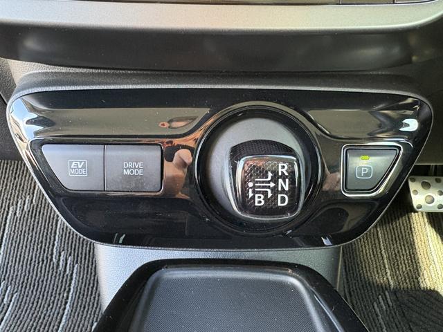 プリウス Ｓツーリングセレクション・ブラックエディション　モデリスタフルエアロ・バックカメラ・メモリーナビ・Ｂｌｕｅｔｏｏｔｈ・フルセグＴＶ・ＤＶＤ／ＣＤ再生・ＥＴＣ・コーナーセンサー・スマートキー・ＬＥＤヘッドライト・衝突被害軽減ブレーキ・シートヒーター（12枚目）