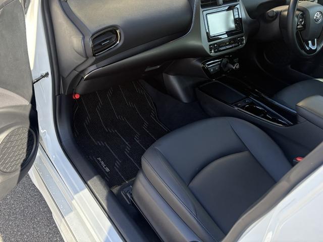 プリウス Ｓツーリングセレクション・ブラックエディション　モデリスタフルエアロ・バックカメラ・メモリーナビ・Ｂｌｕｅｔｏｏｔｈ・フルセグＴＶ・ＤＶＤ／ＣＤ再生・ＥＴＣ・コーナーセンサー・スマートキー・ＬＥＤヘッドライト・衝突被害軽減ブレーキ・シートヒーター（17枚目）
