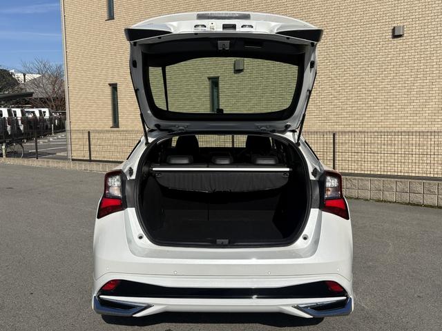 プリウス Ｓツーリングセレクション・ブラックエディション　モデリスタフルエアロ・バックカメラ・メモリーナビ・Ｂｌｕｅｔｏｏｔｈ・フルセグＴＶ・ＤＶＤ／ＣＤ再生・ＥＴＣ・コーナーセンサー・スマートキー・ＬＥＤヘッドライト・衝突被害軽減ブレーキ・シートヒーター（23枚目）
