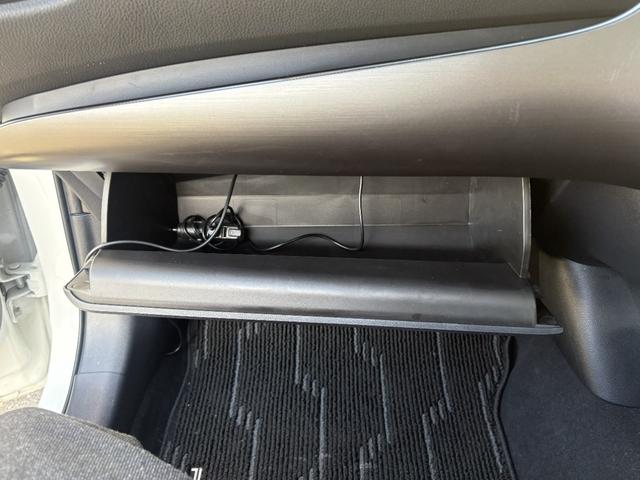 プリウス Ｓツーリングセレクション・ブラックエディション　モデリスタフルエアロ・バックカメラ・メモリーナビ・Ｂｌｕｅｔｏｏｔｈ・フルセグＴＶ・ＤＶＤ／ＣＤ再生・ＥＴＣ・コーナーセンサー・スマートキー・ＬＥＤヘッドライト・衝突被害軽減ブレーキ・シートヒーター（43枚目）