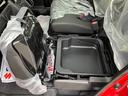 助手席下収納でお荷物すっきり。