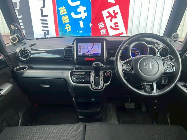 Ｎ－ＢＯＸカスタム Ｇ　ターボＳＳパッケージ　ナビ　衝突軽減　両側電動　バックカメラ　オートクルコン　ターボ車　ＨＩＤ　フォグライト　オートライト　パドルシフト　社外１６ＡＷ　ベンチシート　フルフラット　スマートキー　本革ステアリング　ＥＴＣ（2枚目）