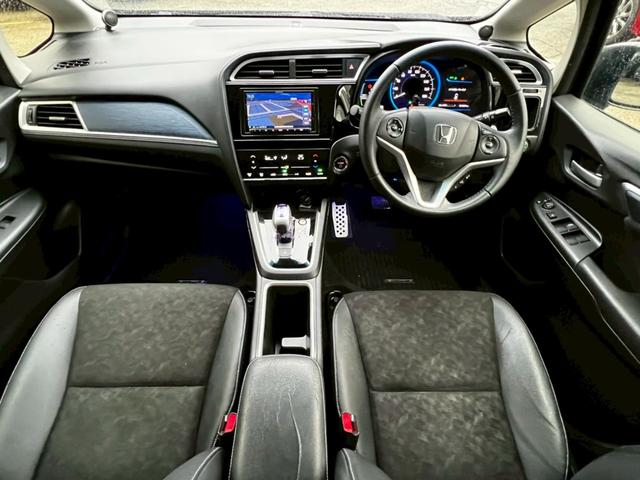 シャトル ハイブリッドＸ　ナビＴＶ　衝突軽減　クルコン　バックカメラ　ＢＬＵＥＴＯＯＴＨ　ハーフレザー　フルフラット　ＬＥＤヘッド　フォグライト　オートライト　パドルシフト　ステアリモコン　社外１５ＡＷ　スマートキー　ＥＴＣ（2枚目）