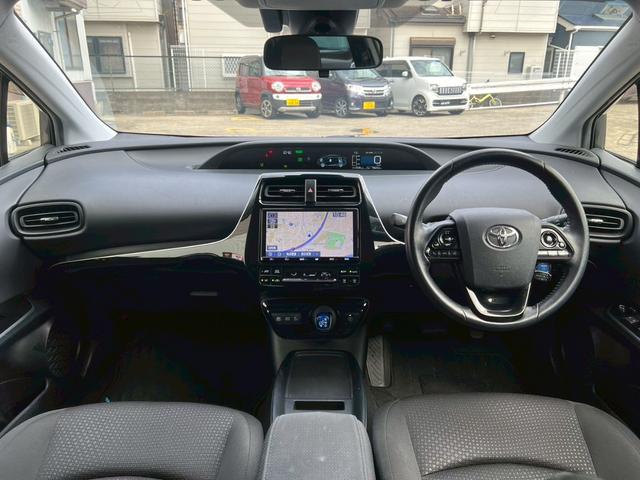 プリウス S 純正9インチナビ トヨタセフティセンス レーダークルコン LEDヘッド バックカメラ フォグ BLUETOOTH DVD再生 ETC ステアリモコン ミュージックサーバー オートライト 純正アルミ(2枚目)