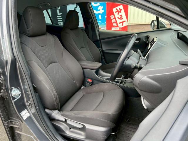 プリウス S 純正9インチナビ トヨタセフティセンス レーダークルコン LEDヘッド バックカメラ フォグ BLUETOOTH DVD再生 ETC ステアリモコン ミュージックサーバー オートライト 純正アルミ(3枚目)