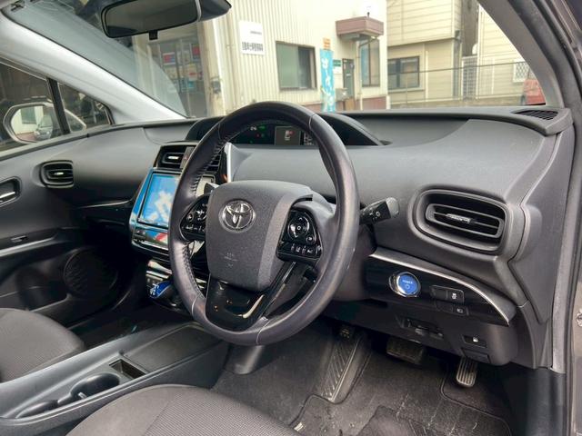 プリウス S 純正9インチナビ トヨタセフティセンス レーダークルコン LEDヘッド バックカメラ フォグ BLUETOOTH DVD再生 ETC ステアリモコン ミュージックサーバー オートライト 純正アルミ(17枚目)