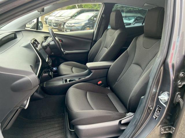 プリウス S 純正9インチナビ トヨタセフティセンス レーダークルコン LEDヘッド バックカメラ フォグ BLUETOOTH DVD再生 ETC ステアリモコン ミュージックサーバー オートライト 純正アルミ(21枚目)