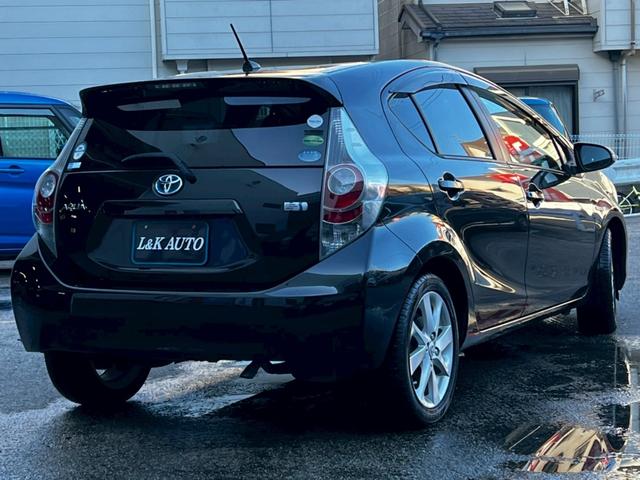 アクア Ｓ　純正ナビＴＶ　スマートキー　ＬＥＤヘッド　ＢＬＵＥＴＯＯＴＨ　　アルミペダル　フォグライト　オートライト　プッシュスタート　純正１６ＡＷ　ウィンカーミラー　サイドバイザー　ＣＤ／ＤＶＤ再生　ＥＴＣ（7枚目）