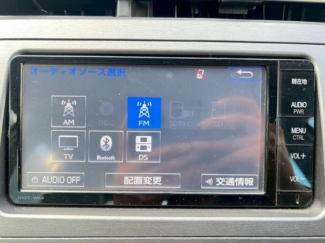 プリウス Ｓ　純正ナビＴＶ　バックカメラ　スマートキー　ＢＬＵＥＴＯＯＴＨ　オートライト　ＨＩＤヘッドライト　フォグライト　純正１５ＡＷ　フルフラット　ステアリモコン　ウィンカーミラー　プッシュスタート　ＥＴＣ（5枚目）