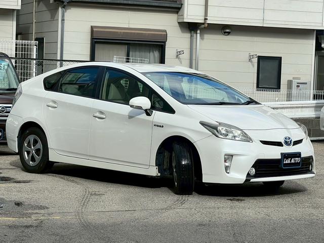 プリウス Ｓ　純正ナビＴＶ　バックカメラ　スマートキー　ＢＬＵＥＴＯＯＴＨ　オートライト　ＨＩＤヘッドライト　フォグライト　純正１５ＡＷ　フルフラット　ステアリモコン　ウィンカーミラー　プッシュスタート　ＥＴＣ（10枚目）