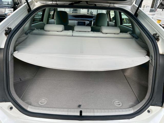 プリウス Ｓ　純正ナビＴＶ　バックカメラ　スマートキー　ＢＬＵＥＴＯＯＴＨ　オートライト　ＨＩＤヘッドライト　フォグライト　純正１５ＡＷ　フルフラット　ステアリモコン　ウィンカーミラー　プッシュスタート　ＥＴＣ（13枚目）