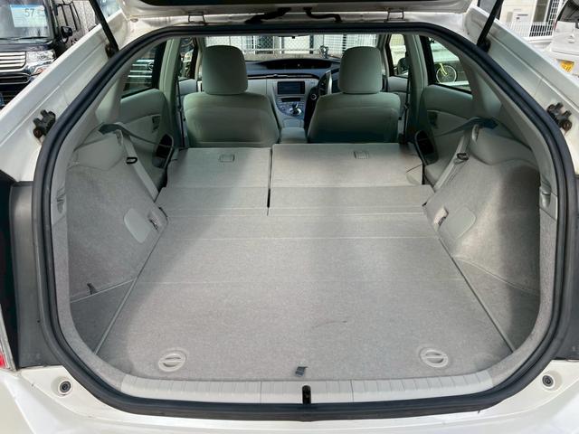 プリウス Ｓ　純正ナビＴＶ　バックカメラ　スマートキー　ＢＬＵＥＴＯＯＴＨ　オートライト　ＨＩＤヘッドライト　フォグライト　純正１５ＡＷ　フルフラット　ステアリモコン　ウィンカーミラー　プッシュスタート　ＥＴＣ（14枚目）