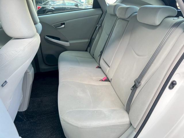 プリウス Ｓ　純正ナビＴＶ　バックカメラ　スマートキー　ＢＬＵＥＴＯＯＴＨ　オートライト　ＨＩＤヘッドライト　フォグライト　純正１５ＡＷ　フルフラット　ステアリモコン　ウィンカーミラー　プッシュスタート　ＥＴＣ（25枚目）