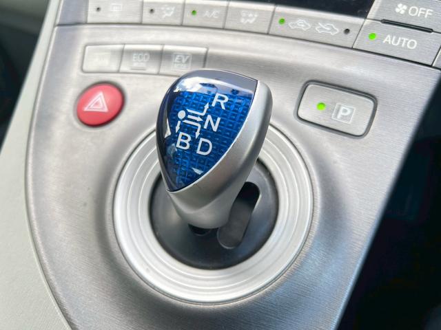プリウス Ｓ　純正ナビＴＶ　バックカメラ　スマートキー　ＢＬＵＥＴＯＯＴＨ　オートライト　ＨＩＤヘッドライト　フォグライト　純正１５ＡＷ　フルフラット　ステアリモコン　ウィンカーミラー　プッシュスタート　ＥＴＣ（30枚目）