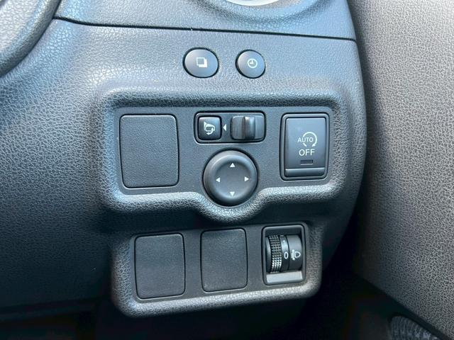 ノート メダリスト　純正ナビ　全周囲カメラ　ハーフレザー　オートライト　スマートキー　プッシュスタート　ライトレベライザー　サイドバイザー　アイドリングストップ　スーパーチャージャー　横滑り防止　盗難防止システム　ＥＴＣ（5枚目）