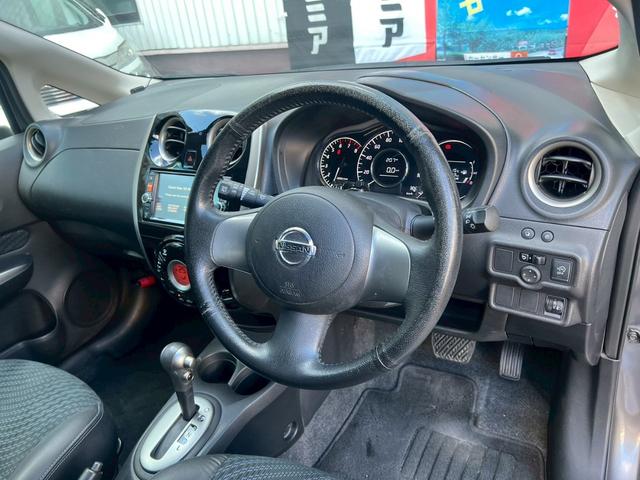 ノート メダリスト　純正ナビ　全周囲カメラ　ハーフレザー　オートライト　スマートキー　プッシュスタート　ライトレベライザー　サイドバイザー　アイドリングストップ　スーパーチャージャー　横滑り防止　盗難防止システム　ＥＴＣ（16枚目）