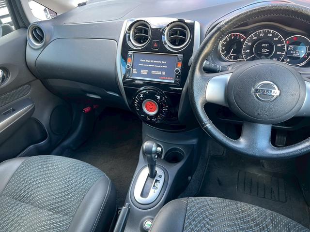 ノート メダリスト　純正ナビ　全周囲カメラ　ハーフレザー　オートライト　スマートキー　プッシュスタート　ライトレベライザー　サイドバイザー　アイドリングストップ　スーパーチャージャー　横滑り防止　盗難防止システム　ＥＴＣ（17枚目）