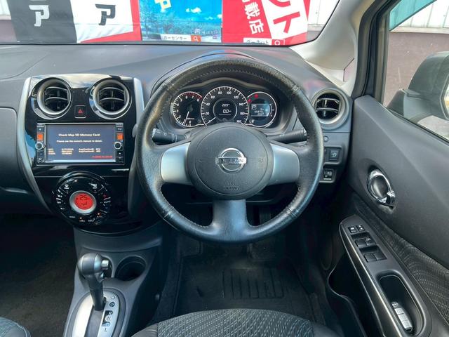 ノート メダリスト　純正ナビ　全周囲カメラ　ハーフレザー　オートライト　スマートキー　プッシュスタート　ライトレベライザー　サイドバイザー　アイドリングストップ　スーパーチャージャー　横滑り防止　盗難防止システム　ＥＴＣ（18枚目）