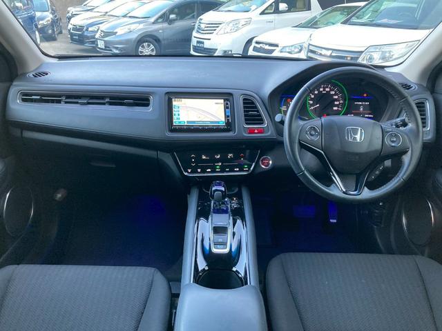 ヴェゼル ハイブリッドＸ　純正ナビＴＶ　クルコン　衝突軽減　バックカメラ　ＢＬＵＥＴＯＯＴＨ　ステアリモコン　ＬＥＤ　オートライト　フォグライト　社外１６ＡＷ　パドルシフト　フルフラット　ウィンカーミラー　スマートキー　ＥＴＣ（2枚目）