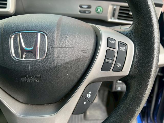 フリードハイブリッド ジャストセレクション　純正ナビ　ワンオーナー　クルコン　両側電動　スマートキー　ＢＬＵＥＴＯＯＴＨ　ステアリモコン　ＨＩＤヘッド　オートライト　フルフラット　ウォークスルー　６人乗り３列シート　横滑り防止　盗難防止　ＥＴＣ（5枚目）