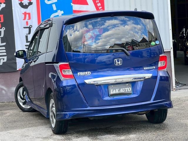 フリードハイブリッド ジャストセレクション　純正ナビ　ワンオーナー　クルコン　両側電動　スマートキー　ＢＬＵＥＴＯＯＴＨ　ステアリモコン　ＨＩＤヘッド　オートライト　フルフラット　ウォークスルー　６人乗り３列シート　横滑り防止　盗難防止　ＥＴＣ（12枚目）