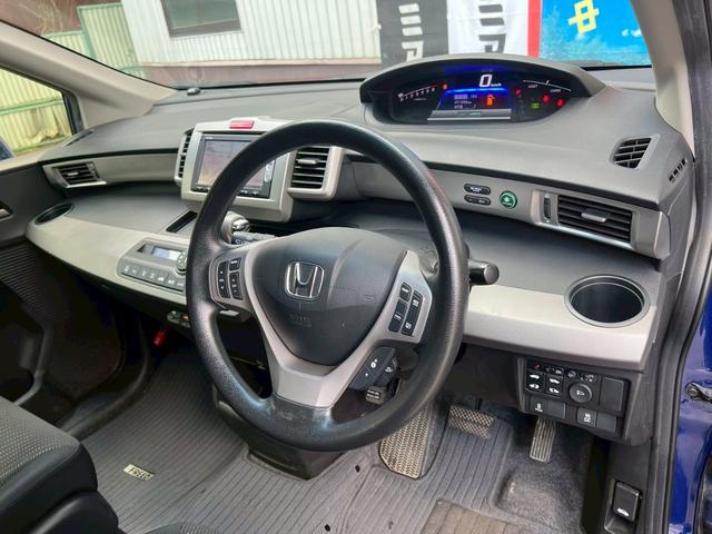 フリードハイブリッド ジャストセレクション　純正ナビ　ワンオーナー　クルコン　両側電動　スマートキー　ＢＬＵＥＴＯＯＴＨ　ステアリモコン　ＨＩＤヘッド　オートライト　フルフラット　ウォークスルー　６人乗り３列シート　横滑り防止　盗難防止　ＥＴＣ（17枚目）