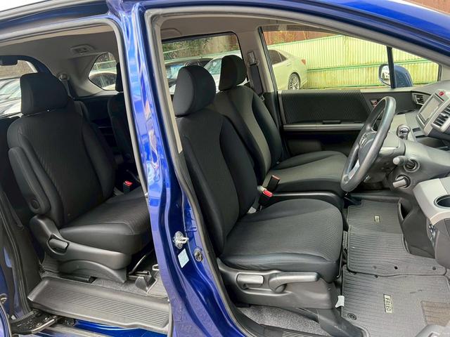 フリードハイブリッド ジャストセレクション　純正ナビ　ワンオーナー　クルコン　両側電動　スマートキー　ＢＬＵＥＴＯＯＴＨ　ステアリモコン　ＨＩＤヘッド　オートライト　フルフラット　ウォークスルー　６人乗り３列シート　横滑り防止　盗難防止　ＥＴＣ（21枚目）