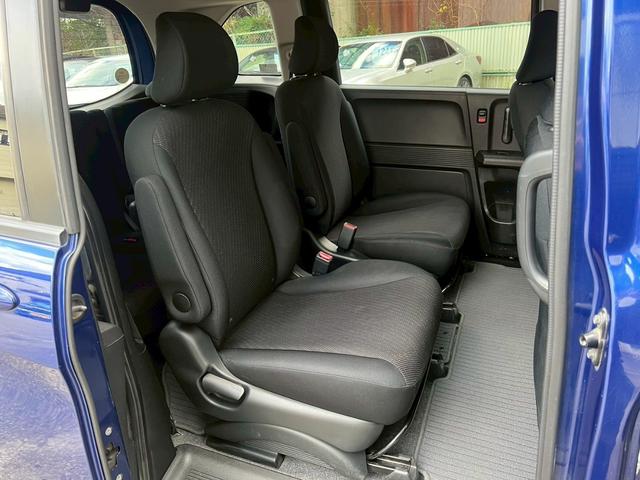 フリードハイブリッド ジャストセレクション　純正ナビ　ワンオーナー　クルコン　両側電動　スマートキー　ＢＬＵＥＴＯＯＴＨ　ステアリモコン　ＨＩＤヘッド　オートライト　フルフラット　ウォークスルー　６人乗り３列シート　横滑り防止　盗難防止　ＥＴＣ（22枚目）