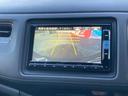 ヴェゼル ハイブリッドＸ　純正ナビＴＶ　クルコン　衝突軽減　バックカメラ　ＢＬＵＥＴＯＯＴＨ　ステアリモコン　ＬＥＤ　オートライト　フォグライト　社外１６ＡＷ　パドルシフト　フルフラット　ウィンカーミラー　スマートキー　ＥＴＣ（4枚目）