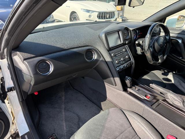 ＧＴ－Ｒ ピュアエディション　ＭＹ１５モデル．ミッションＯＨ済み．ＴＭ油圧ＵＰ済み．エンジン＆ミッションＣＰＵアップデート済み．トラスト製スポーツキャタライザー．（18枚目）