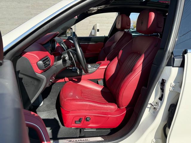 レヴァンテ S 赤革シート.パノラマサンルーフ.純正OP21インチAW.カーボンインテリア.シートヒーター&ベンチレーター.パワーバックドア.360℃カメラ.ドライブレコーダー.ETC(19枚目)