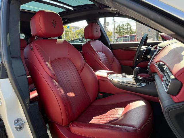 レヴァンテ S 赤革シート.パノラマサンルーフ.純正OP21インチAW.カーボンインテリア.シートヒーター&ベンチレーター.パワーバックドア.360℃カメラ.ドライブレコーダー.ETC(22枚目)
