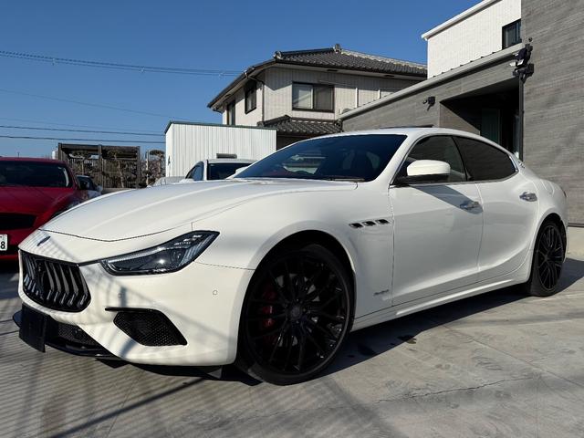 ギブリ Ｓ　グランスポーツ　赤革シート．サンルーフ．純正２１インチＡＷ．可変バルブマフラー．ドライバーアシスタントＰＫＧ．パワートランク．ＥＴＣ（2枚目）