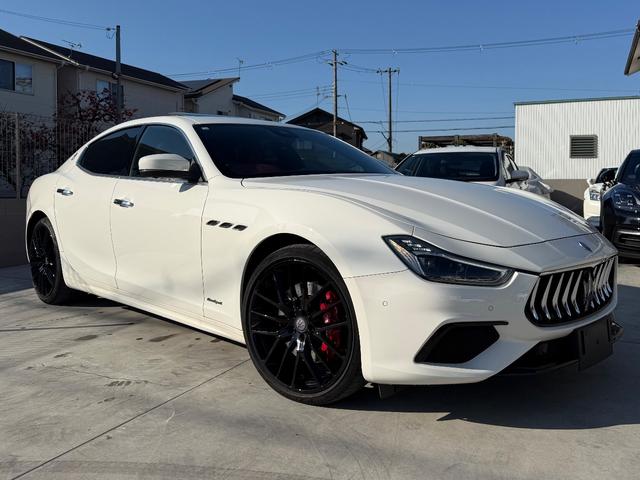 ギブリ Ｓ　グランスポーツ　赤革シート．サンルーフ．純正２１インチＡＷ．可変バルブマフラー．ドライバーアシスタントＰＫＧ．パワートランク．ＥＴＣ（4枚目）