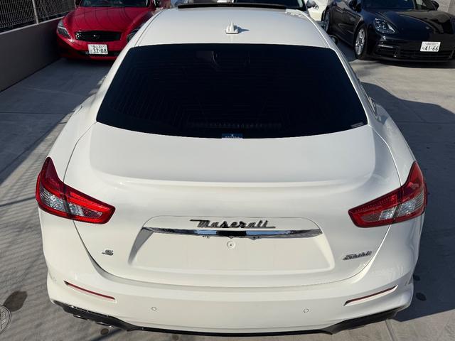 ギブリ Ｓ　グランスポーツ　赤革シート．サンルーフ．純正２１インチＡＷ．可変バルブマフラー．ドライバーアシスタントＰＫＧ．パワートランク．ＥＴＣ（12枚目）