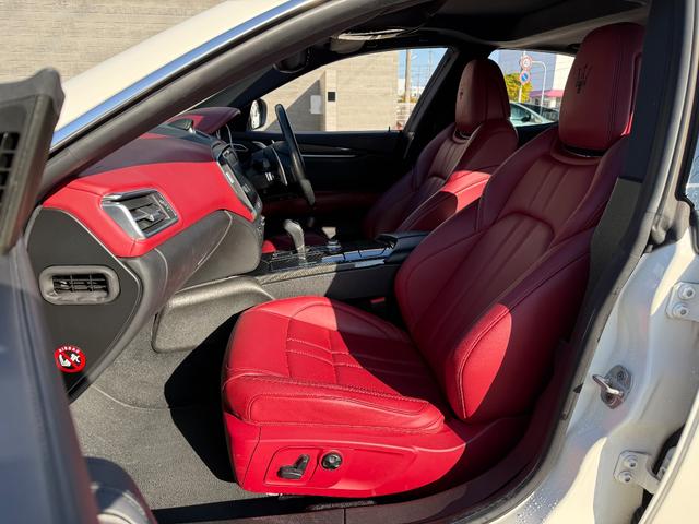 ギブリ Ｓ　グランスポーツ　赤革シート．サンルーフ．純正２１インチＡＷ．可変バルブマフラー．ドライバーアシスタントＰＫＧ．パワートランク．ＥＴＣ（20枚目）