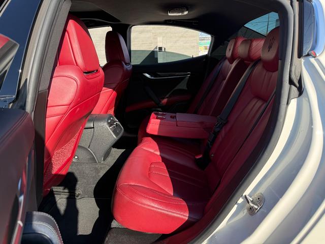 ギブリ Ｓ　グランスポーツ　赤革シート．サンルーフ．純正２１インチＡＷ．可変バルブマフラー．ドライバーアシスタントＰＫＧ．パワートランク．ＥＴＣ（25枚目）