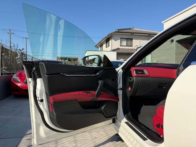 ギブリ Ｓ　グランスポーツ　赤革シート．サンルーフ．純正２１インチＡＷ．可変バルブマフラー．ドライバーアシスタントＰＫＧ．パワートランク．ＥＴＣ（28枚目）