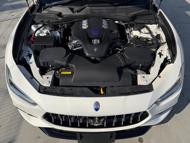 ギブリ Ｓ　グランスポーツ　赤革シート．サンルーフ．純正２１インチＡＷ．可変バルブマフラー．ドライバーアシスタントＰＫＧ．パワートランク．ＥＴＣ（35枚目）