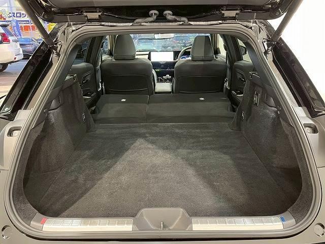 クラウンスポーツ ＳＰＯＲＴ　Ｚ　（ＨＥＶ）　サンルーフ　電動リアゲート　ＥＴＣ　全周囲　Ｐアシスト　パワーテールゲート　３６０°ビューカメラ　パノラマサンルーフ　禁煙　盗難防止装置　ＡＢＳ　ＬＥＤ　フルセグ　シートクーラー　メモリーナビ　４ＷＤ（11枚目）