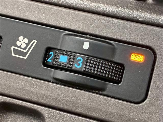 ランドクルーザープラド ＴＸ　Ｌパッケージ　５人乗り　ベージュ内装　純正ナビ　バックカメラ　ルーフレール　シートヒーター　シートクーラー　レーダークルーズコントロール　クリアランスソナー　パワーシート　ＥＴＣ　衝突軽減ブレーキ　車線逸脱防止（5枚目）
