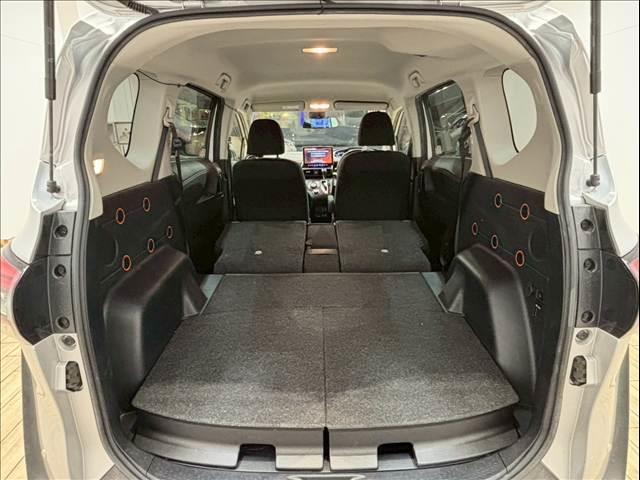 シエンタ ハイブリッド　ファンベースＧ　アルパインフローティングナビ　パノラミックビューモニター　両側電動スライドドア　クルーズコントロール　衝突軽減ブレーキ　車線逸脱防止　オートハイビーム　　オートライト　オートエアコン　フルセグテレビ（11枚目）