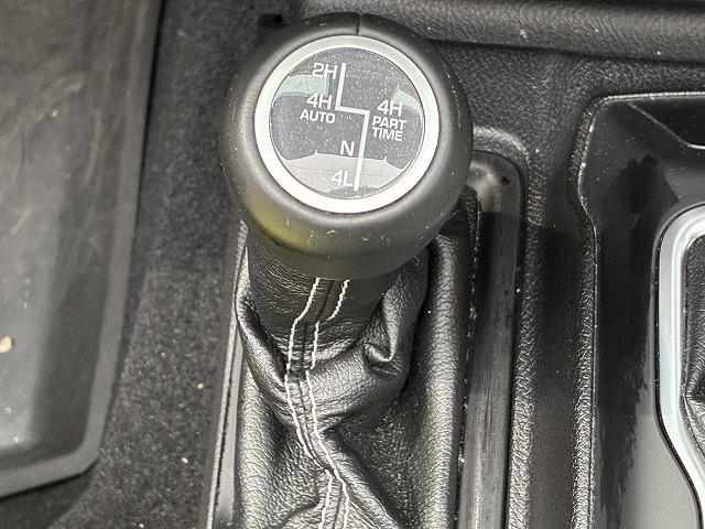 ジープ・ラングラーアンリミテッド Ｕｎｌｉｍｉｔｅｄ　Ｓａｈａｒａ　２．０スカイワンタッチパワ　スカイタッチパワートップ　レーダークルーズ　フルセグ　Ｂカメラ　衝突軽減ブレーキ　ＬＥＤライト　ＥＴＣ　禁煙車　スマートキー　シートヒーター（51枚目）