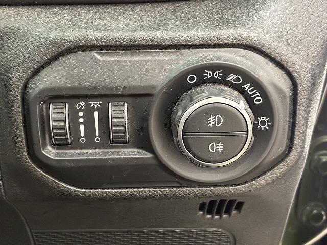 ジープ・ラングラーアンリミテッド Ｕｎｌｉｍｉｔｅｄ　Ｓａｈａｒａ　２．０スカイワンタッチパワ　スカイタッチパワートップ　レーダークルーズ　フルセグ　Ｂカメラ　衝突軽減ブレーキ　ＬＥＤライト　ＥＴＣ　禁煙車　スマートキー　シートヒーター（68枚目）