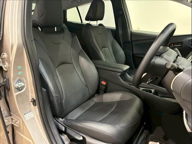 プリウス S “ツーリングセレクション” 純正ナビ バックカメラ レーダークルーズコントロール 衝突軽減ブレーキ 車線逸脱防止 オートハイビーム LEDヘッドライト フルセグテレビ Bluetooth接続 オートエアコン プッシュスタート(9枚目)