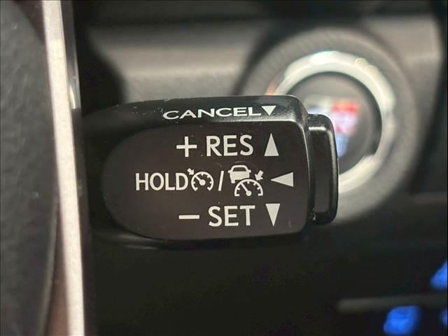 【レーダークルーズコントロール】装備車両です。レーダーやカメラを使って前を走るクルマの状況を検知して速度を調整してくれます。遠距離ドライブの高速道路などでは大活躍で疲労軽減に役立ちます。