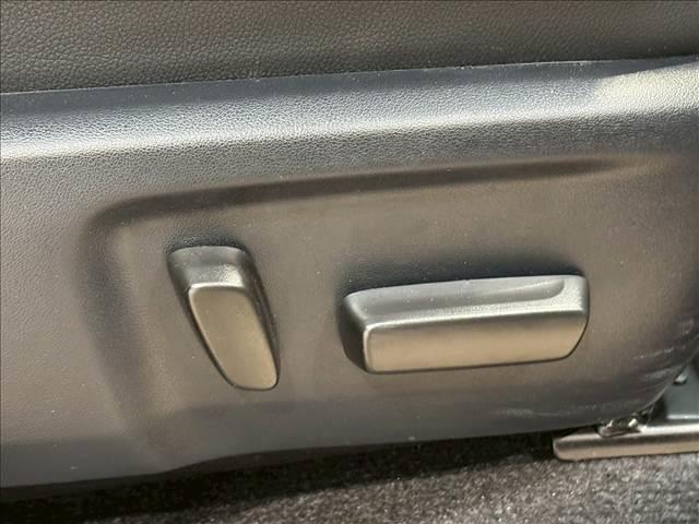 【電動リクライニング】は細やかな調整ができ、体格を問わずベストポジションがとれ長距離ドライブも快適です。