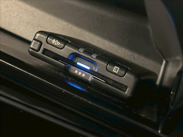【ＥＴＣ車載器】を装備しておりますので、ご納車直後からの遠距離ドライブも可能です。土日の利用料金の割引や、朝夕の通行料金を割引料金で高速道路をお楽しみいただけます。