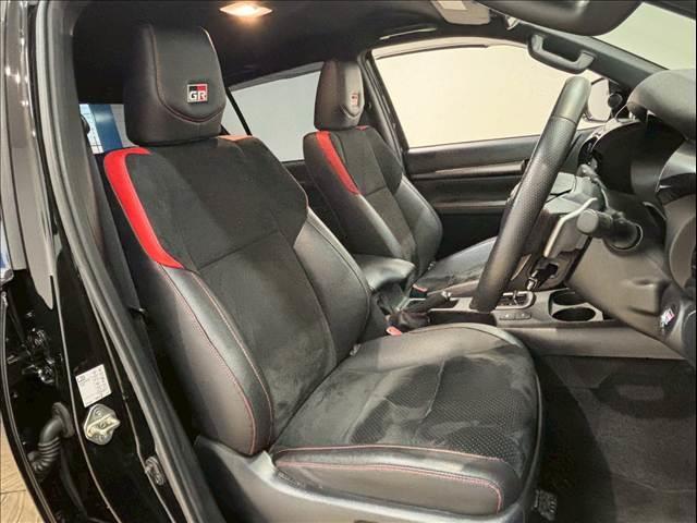 運転席はしっかりとしたスペースが確保されており、アイポイントも高いのでゆったりとしたドライブが楽しんでいただけます。隅々まで綺麗に保たれたインテリアは前オーナー様の管理がしっかりと行き届いた証拠です♪